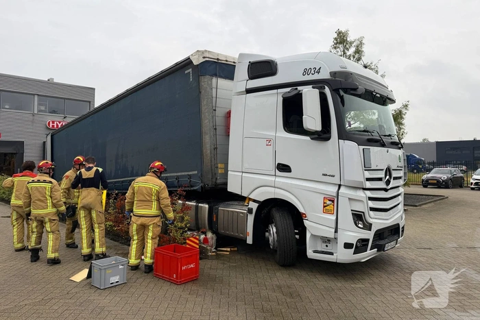 Vrachtwagen botst tegen muurtje en lekt diesel