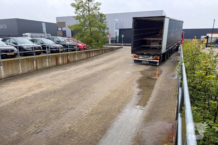 Vrachtwagen botst tegen muurtje en lekt diesel
