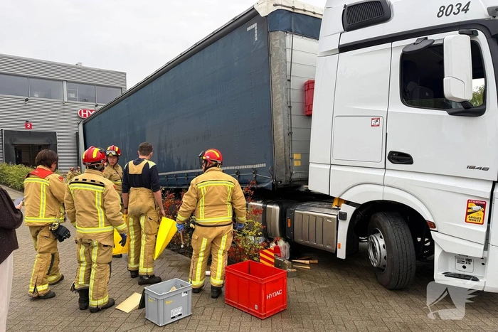 Vrachtwagen botst tegen muurtje en lekt diesel