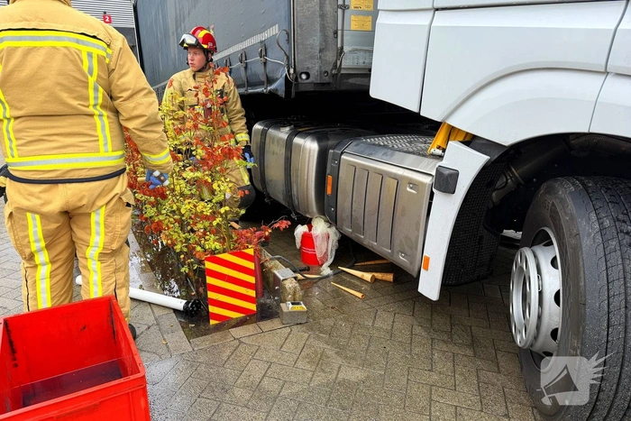 Vrachtwagen botst tegen muurtje en lekt diesel