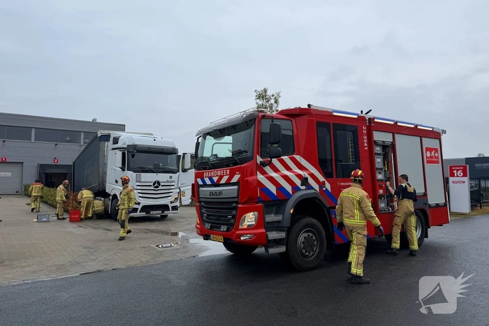 Vrachtwagen botst tegen muurtje en lekt diesel
