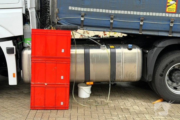 Vrachtwagen botst tegen muurtje en lekt diesel