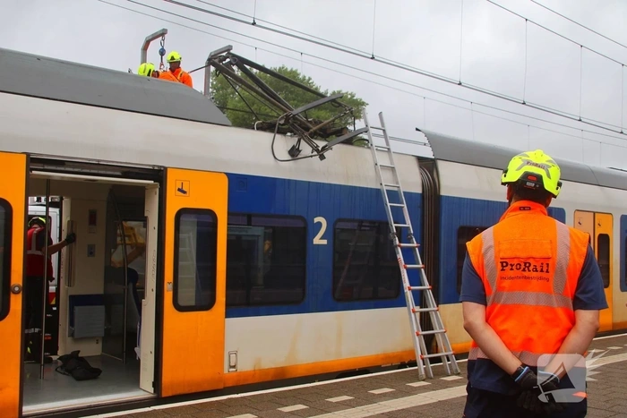 Afgebroken pantograaf zorgt voor defecte bovenleiding en uitval van treinverkeer