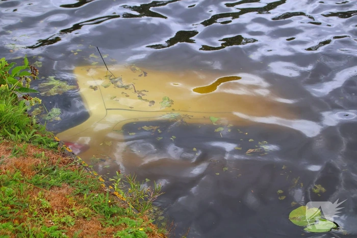 Opnieuw voertuig te water door vergeten handrem