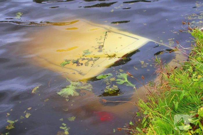Opnieuw voertuig te water door vergeten handrem