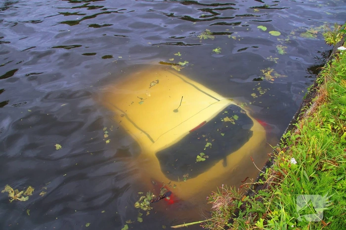 Opnieuw voertuig te water door vergeten handrem