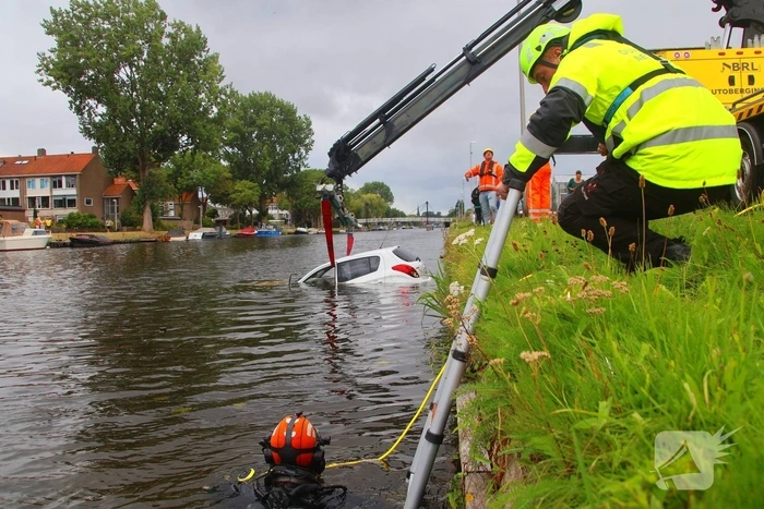 Opnieuw voertuig te water door vergeten handrem