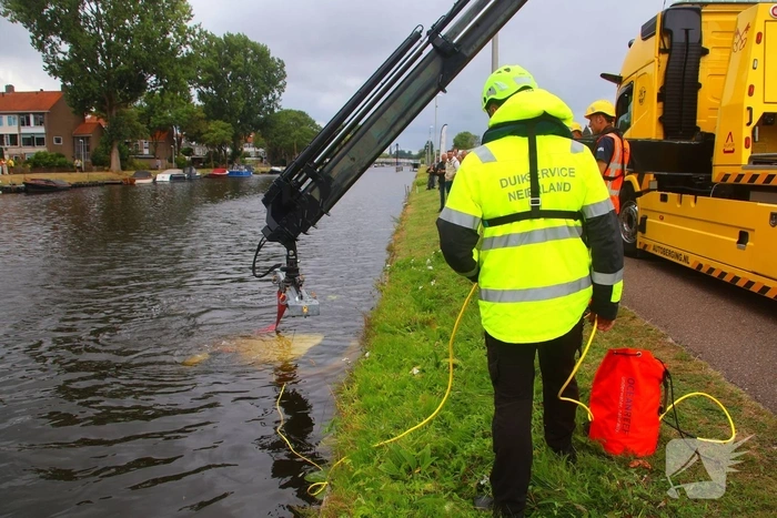 Opnieuw voertuig te water door vergeten handrem