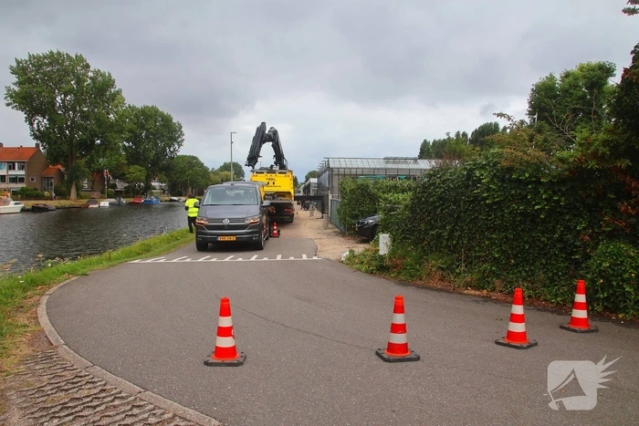 Opnieuw voertuig te water door vergeten handrem