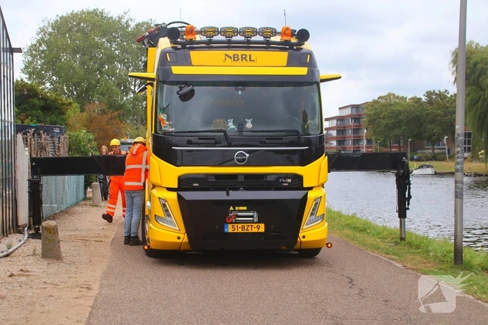 Opnieuw voertuig te water door vergeten handrem