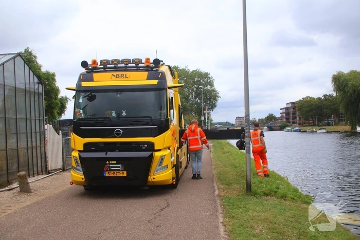 Opnieuw voertuig te water door vergeten handrem