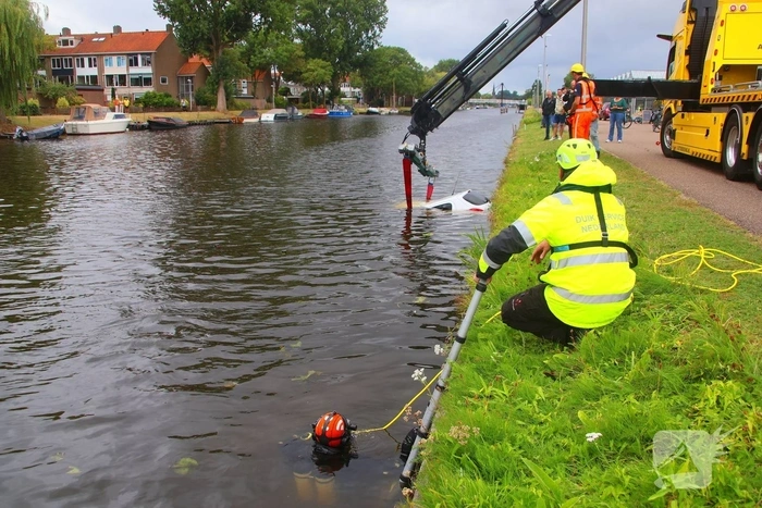Opnieuw voertuig te water door vergeten handrem