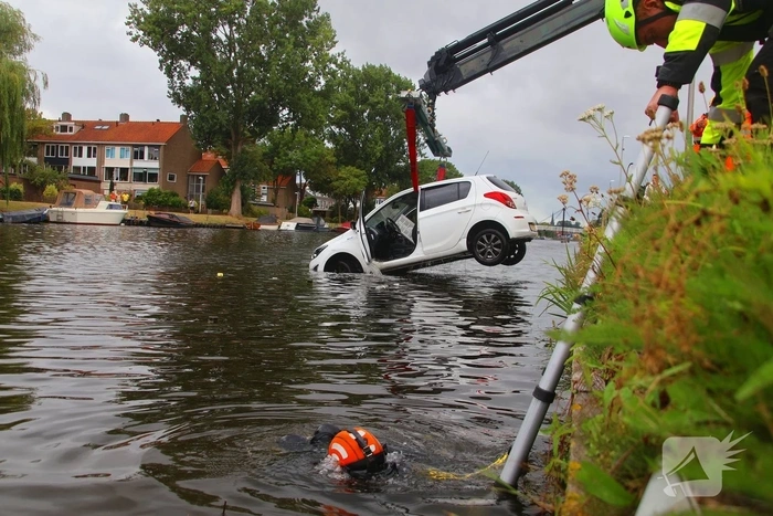 Opnieuw voertuig te water door vergeten handrem