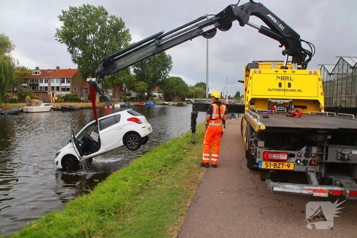 Opnieuw voertuig te water door vergeten handrem
