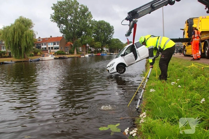 Opnieuw voertuig te water door vergeten handrem