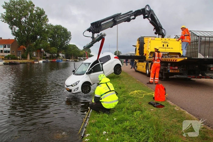 Opnieuw voertuig te water door vergeten handrem