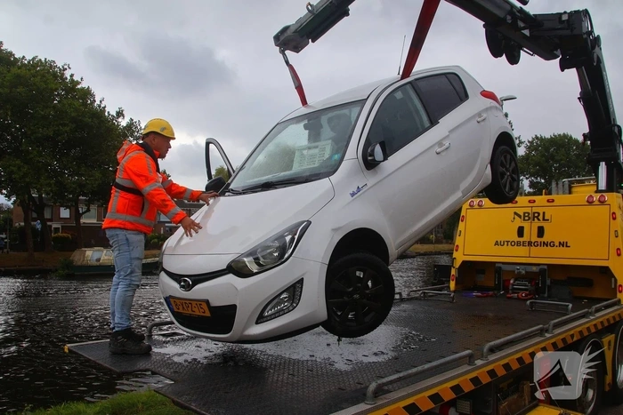 Opnieuw voertuig te water door vergeten handrem