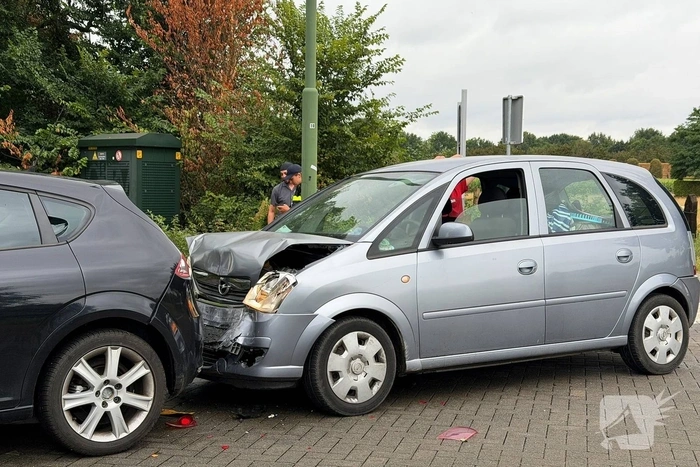 Aanrijding leidt tot gewonden en hulpverlening
