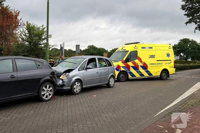Aanrijding leidt tot gewonden en hulpverlening