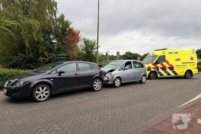 Aanrijding leidt tot gewonden en hulpverlening