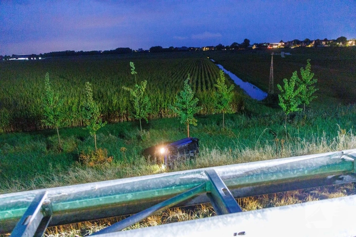 Auto belandt op zijn kant na ongeval