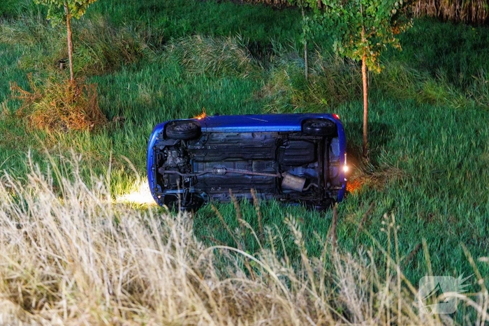 Auto belandt op zijn kant na ongeval
