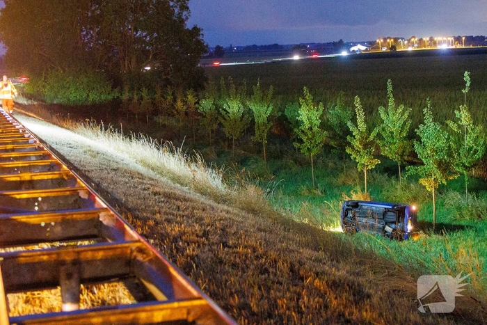 Auto belandt op zijn kant na ongeval