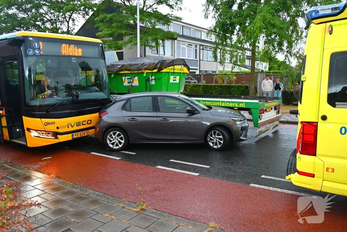 Vrachtwagen, bus en auto betrokken bij ongeval