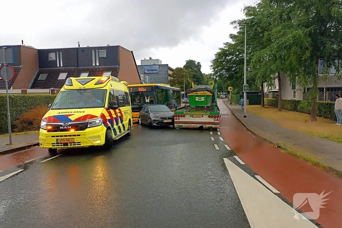 Vrachtwagen, bus en auto betrokken bij ongeval