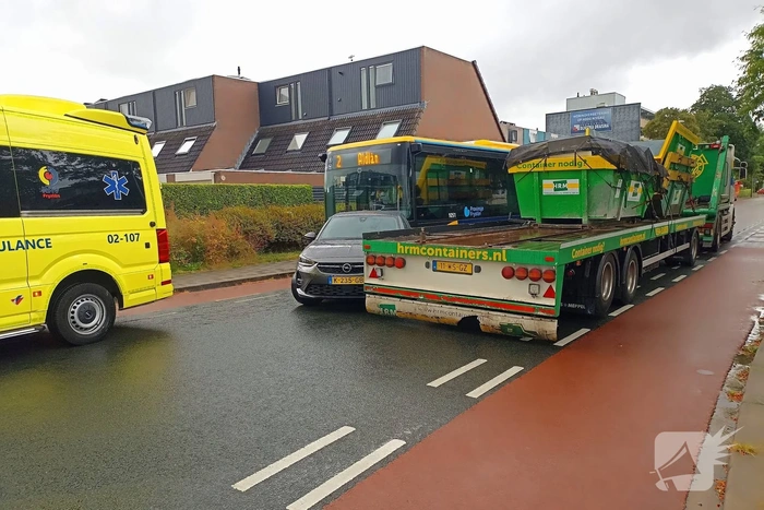 Vrachtwagen, bus en auto betrokken bij ongeval