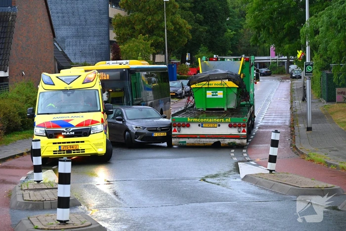 Vrachtwagen, bus en auto betrokken bij ongeval