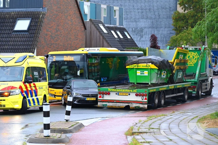 Vrachtwagen, bus en auto betrokken bij ongeval
