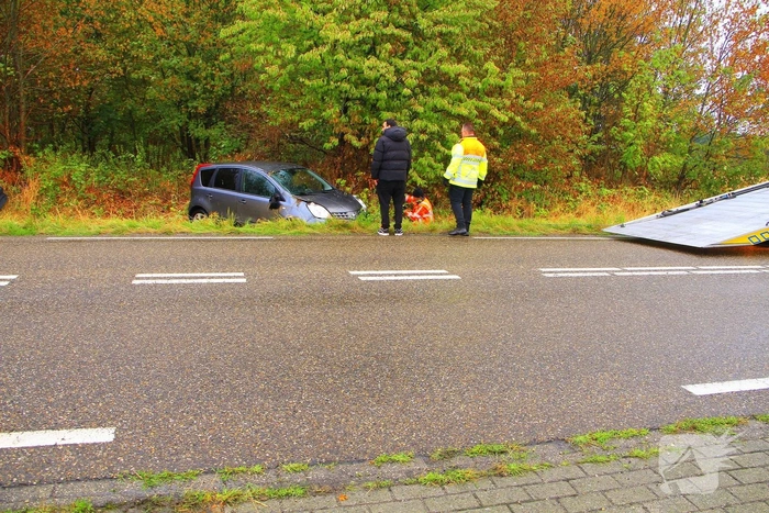 Auto vliegt uit de bocht en belandt in greppel