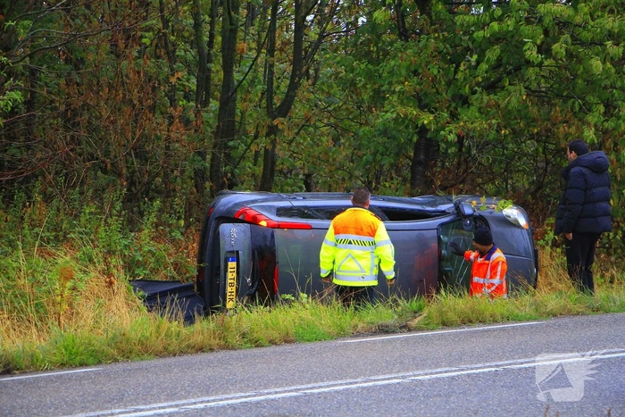 Auto vliegt uit de bocht en belandt in greppel