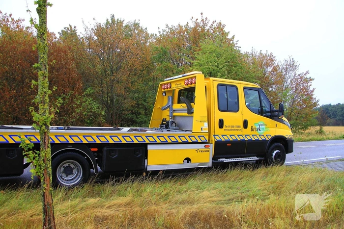 Auto vliegt uit de bocht en belandt in greppel