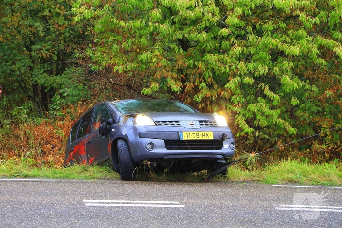 Auto vliegt uit de bocht en belandt in greppel