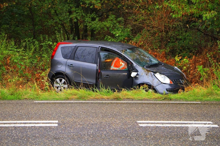Auto vliegt uit de bocht en belandt in greppel
