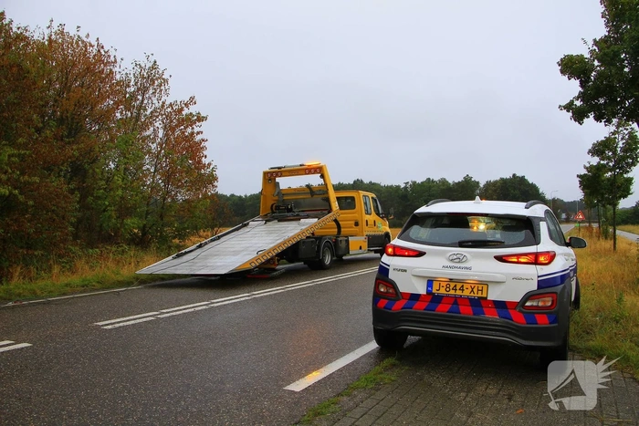 Auto vliegt uit de bocht en belandt in greppel
