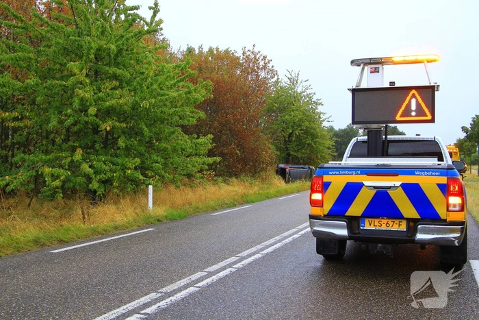 Auto vliegt uit de bocht en belandt in greppel