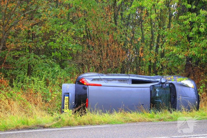 Auto vliegt uit de bocht en belandt in greppel