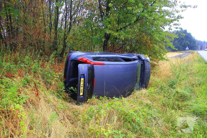 Auto vliegt uit de bocht en belandt in greppel