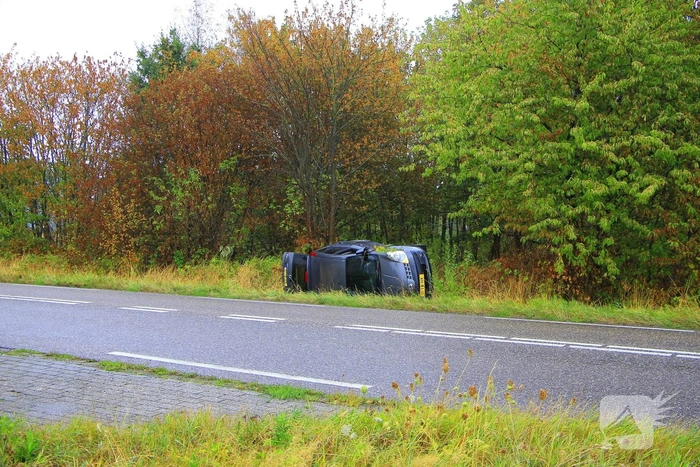 Auto vliegt uit de bocht en belandt in greppel