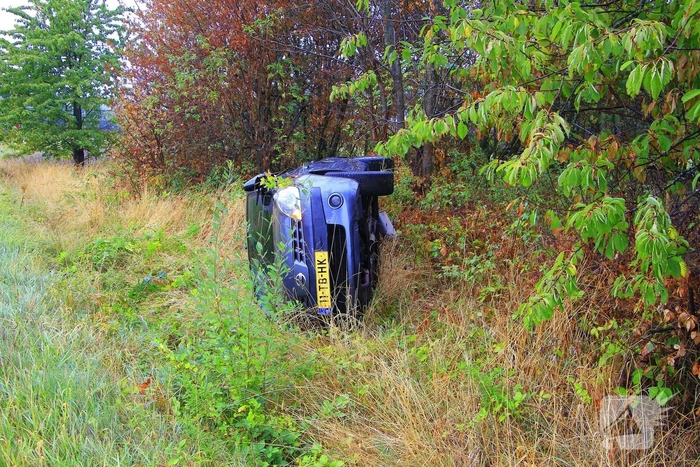 Auto vliegt uit de bocht en belandt in greppel