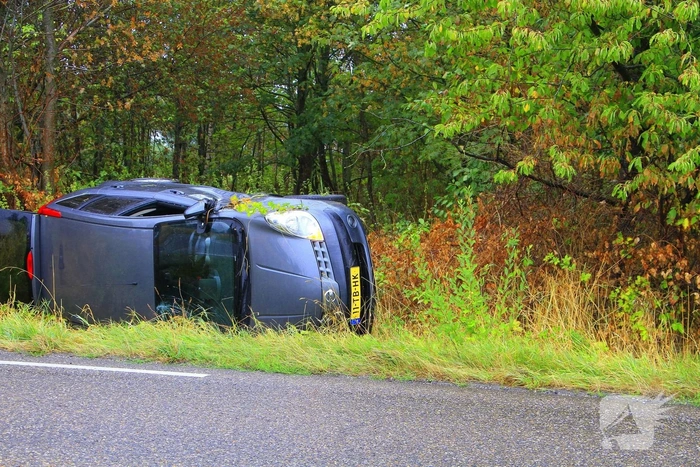 Auto vliegt uit de bocht en belandt in greppel