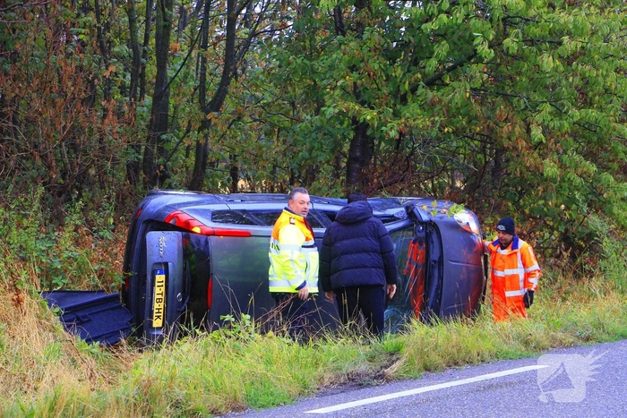 Auto vliegt uit de bocht en belandt in greppel