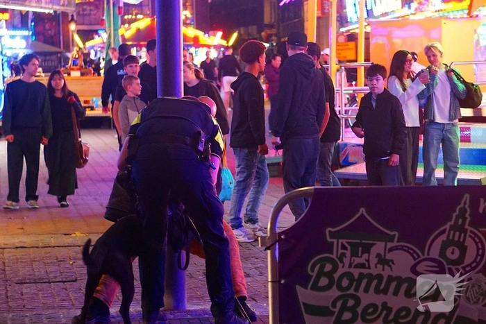 Agenten trainen met politiehonden tijdens kermis