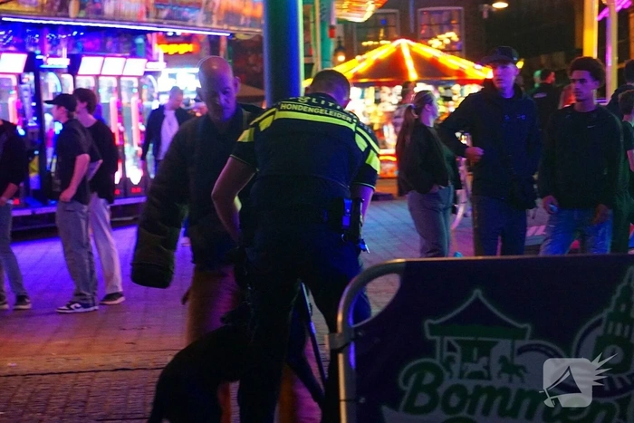 Agenten trainen met politiehonden tijdens kermis