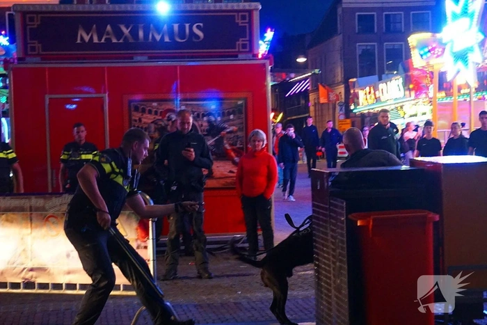 Agenten trainen met politiehonden tijdens kermis