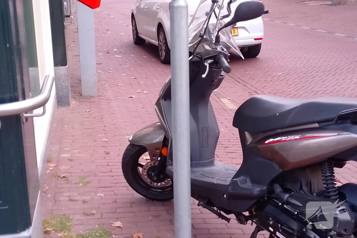 Brommer en auto botsen op elkaar