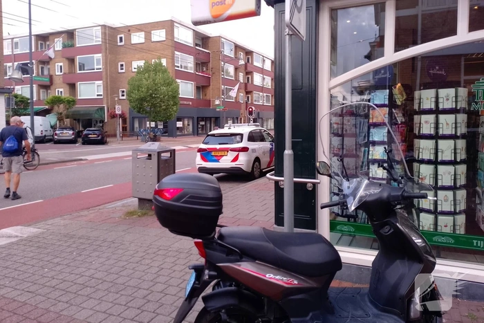 Brommer en auto botsen op elkaar